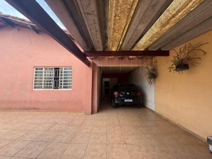 Casa com 4 Dormitórios, 2 Suítes e Garagem para 6 Carros no Jardim Portugal