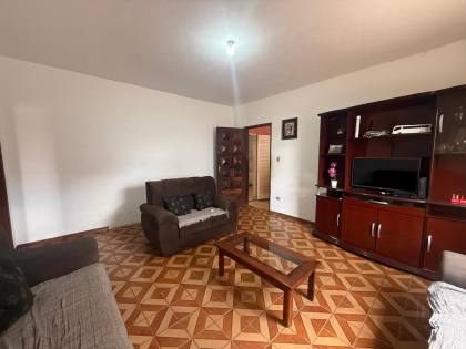 Casa com 4 Dormitórios, 2 Suítes e Garagem para 6 Carros no Jardim Portugal
