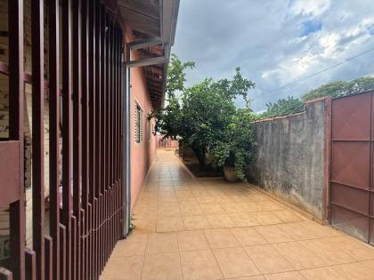 Casa com 4 Dormitórios, 2 Suítes e Garagem para 6 Carros no Jardim Portugal