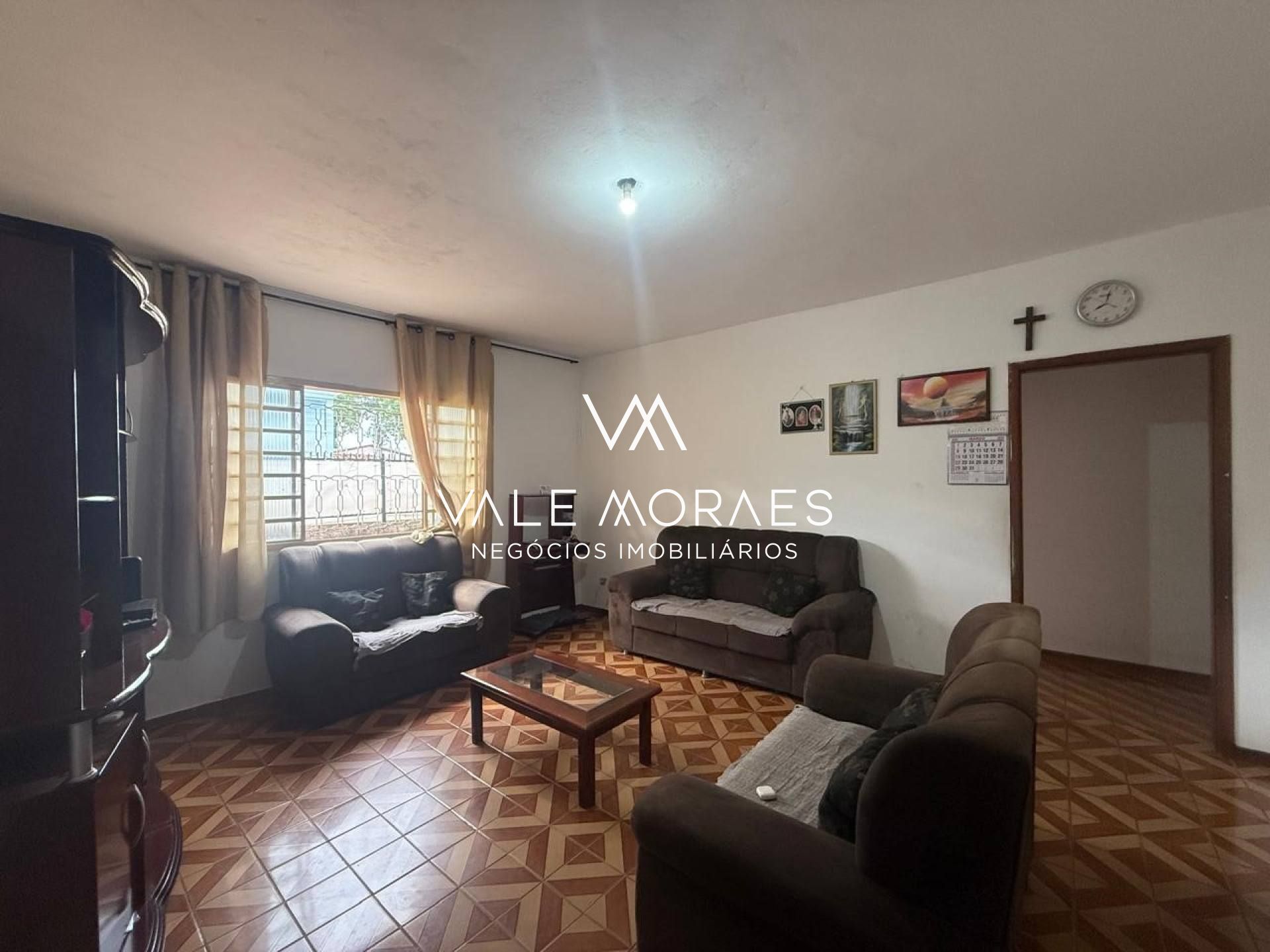 Casa Térrea com 4 Dormitórios, 2 Suítes e 6 Vagas em Excelente Localização