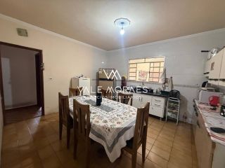 Casa Térrea com 4 Dormitórios, 2 Suítes e 6 Vagas em Excelente Localização