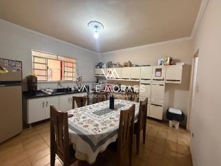 Casa Térrea com 4 Dormitórios, 2 Suítes e 6 Vagas em Excelente Localização