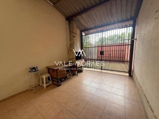 Casa Térrea com 4 Dormitórios, 2 Suítes e 6 Vagas em Excelente Localização