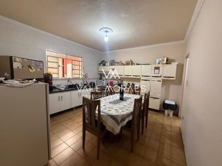Casa Térrea com 4 Dormitórios, 2 Suítes e 6 Vagas em Excelente Localização