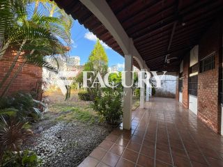 Casa ampla no Bairro Garcia, ao lado da Av. Jorge Amado.