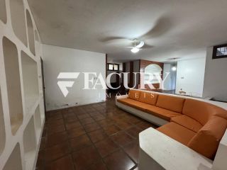 Casa ampla no Bairro Garcia, ao lado da Av. Jorge Amado.