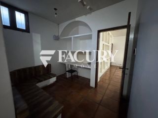 Casa ampla no Bairro Garcia, ao lado da Av. Jorge Amado.