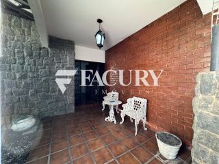 Casa ampla no Bairro Garcia, ao lado da Av. Jorge Amado.