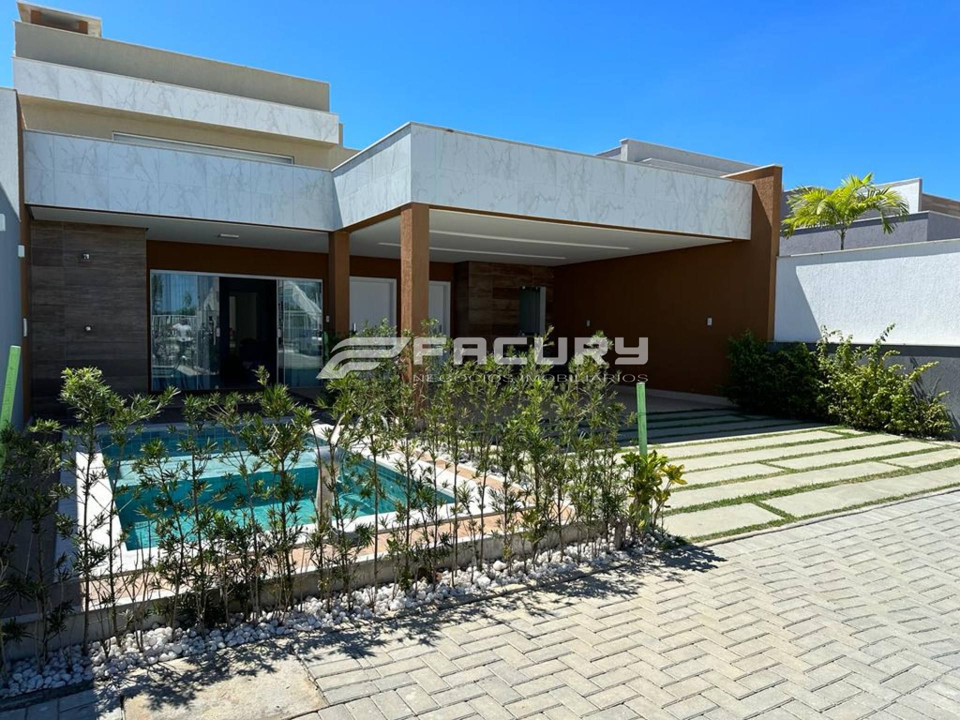 Casa com 171m² em condomínio fechado com 3/4 sendo 1 suíte e 1 semi-suíte, pé-direito duplo, perto da praia.