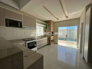 CASA COM 160m² EM CONDOMÍNIO FECHADO COM 3/4 SENDO 1 SUÍTE E 1 SEMI-SUÍTE, PÉ-DIREITO DUPLO, PERTO DA PRAIA.