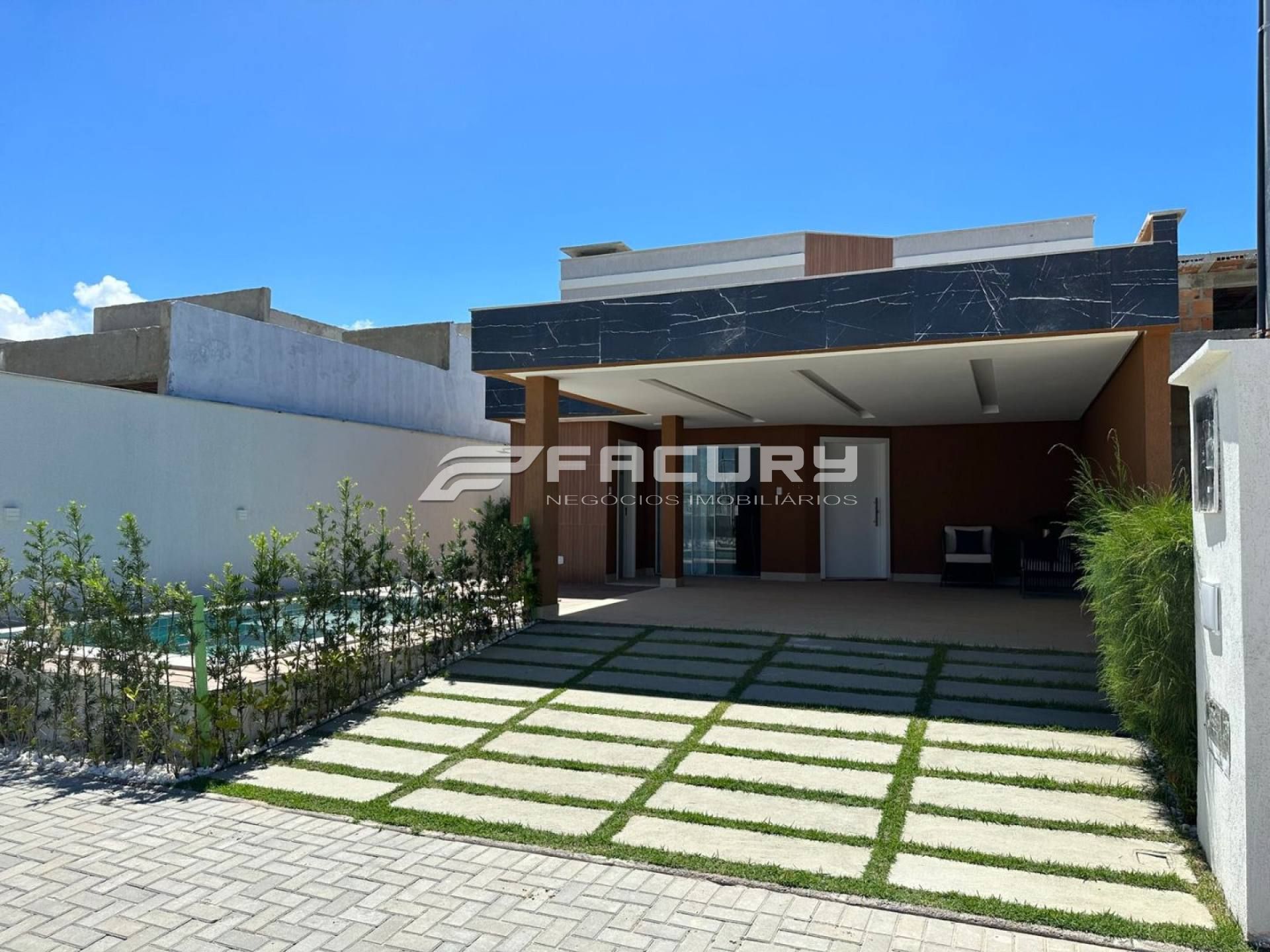 CASA COM 150m² EM CONDOMÍNIO FECHADO COM 3/4 SENDO 1 SUÍTE E 1 SEMI-SUÍTE, PÉ-DIREITO DUPLO, PERTO DA PRAIA.