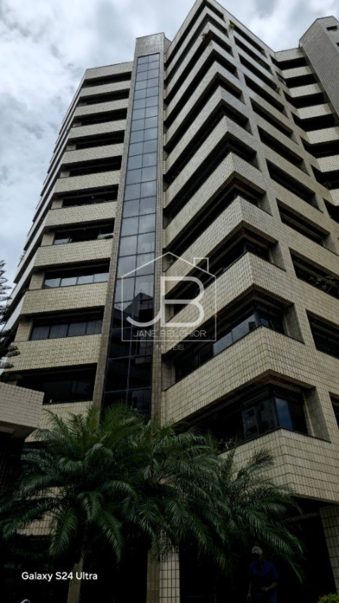 Apartamento em excelente localização com 4 quartos e 3 suítes no Meireles, Fortaleza-CE: 208m² e 4 vagas de garagem!