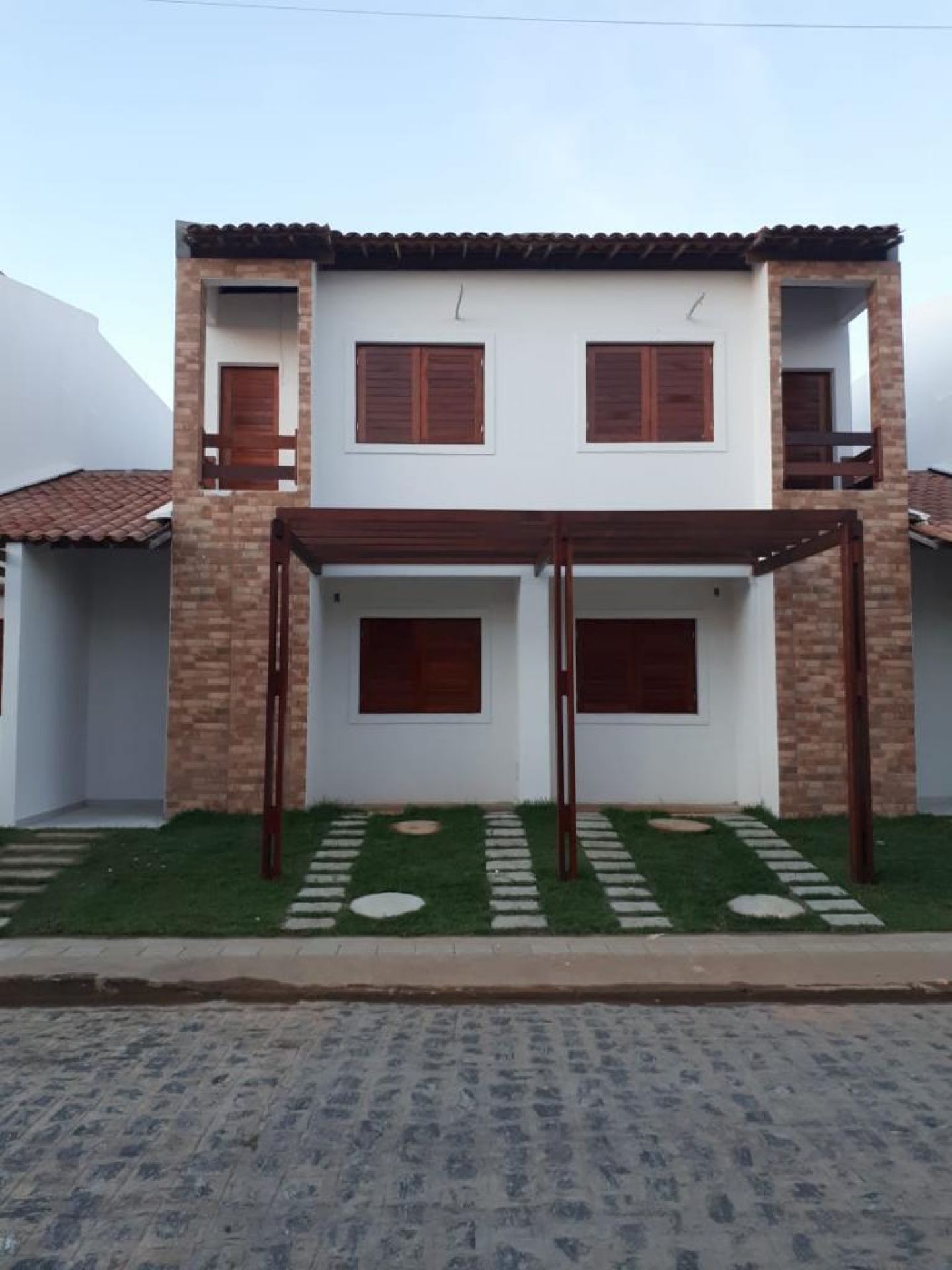 CASA DUPLÊX DE 3 QUARTOS SENDO 1 SUITE