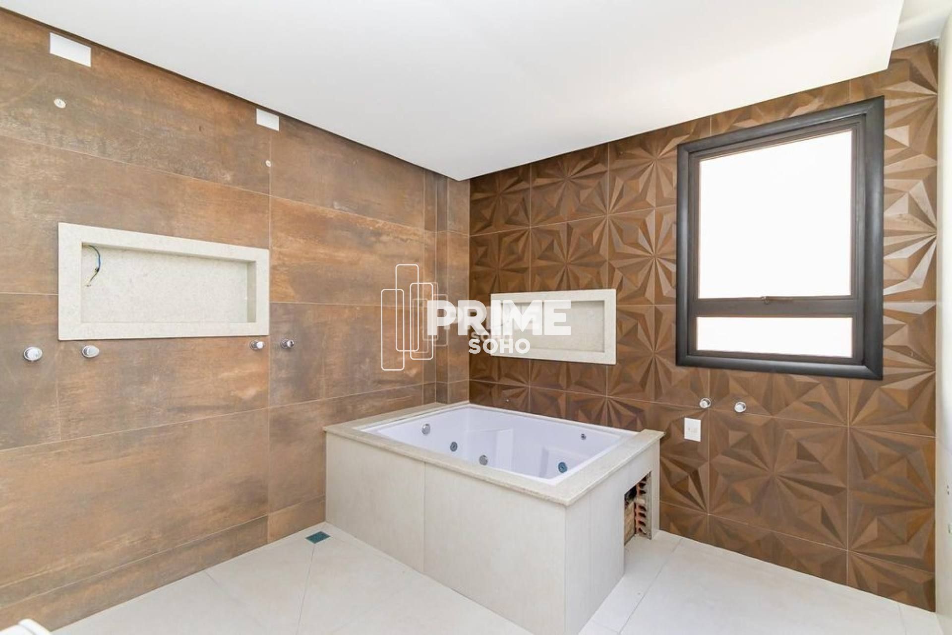 Casa à Venda com 3 suítes no Campo Comprido