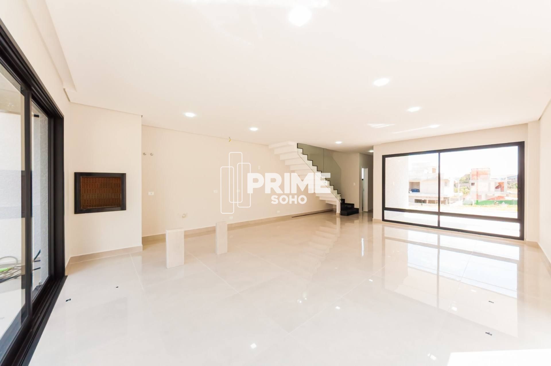 Casa de Alto Padrão com 3 Suítes e Terraço Privativo Próximo ao Parque Tanguá.