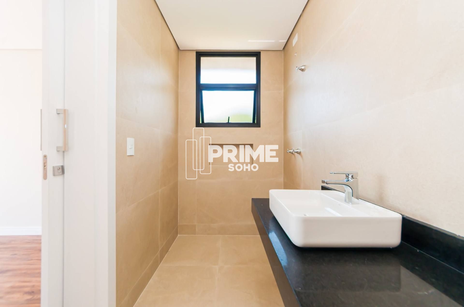 Casa de Alto Padrão com 3 Suítes e Terraço Privativo Próximo ao Parque Tanguá.