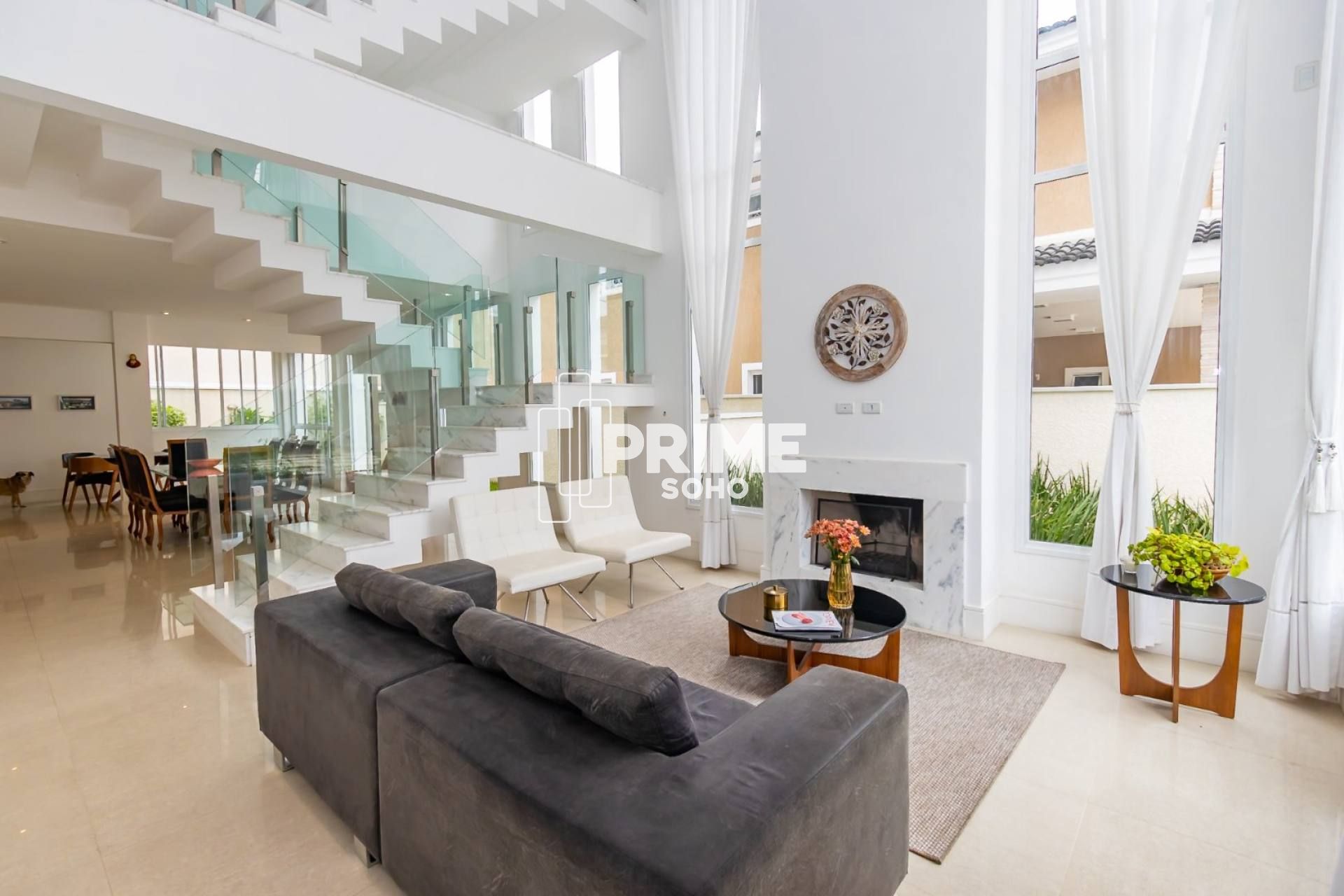 Casa em Condomínio com 4 Suítes e Alto Padrão em Santa Felicidade