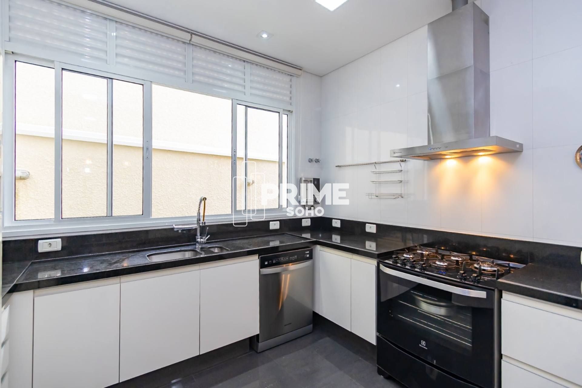 Casa em Condomínio com 4 Suítes e Alto Padrão em Santa Felicidade