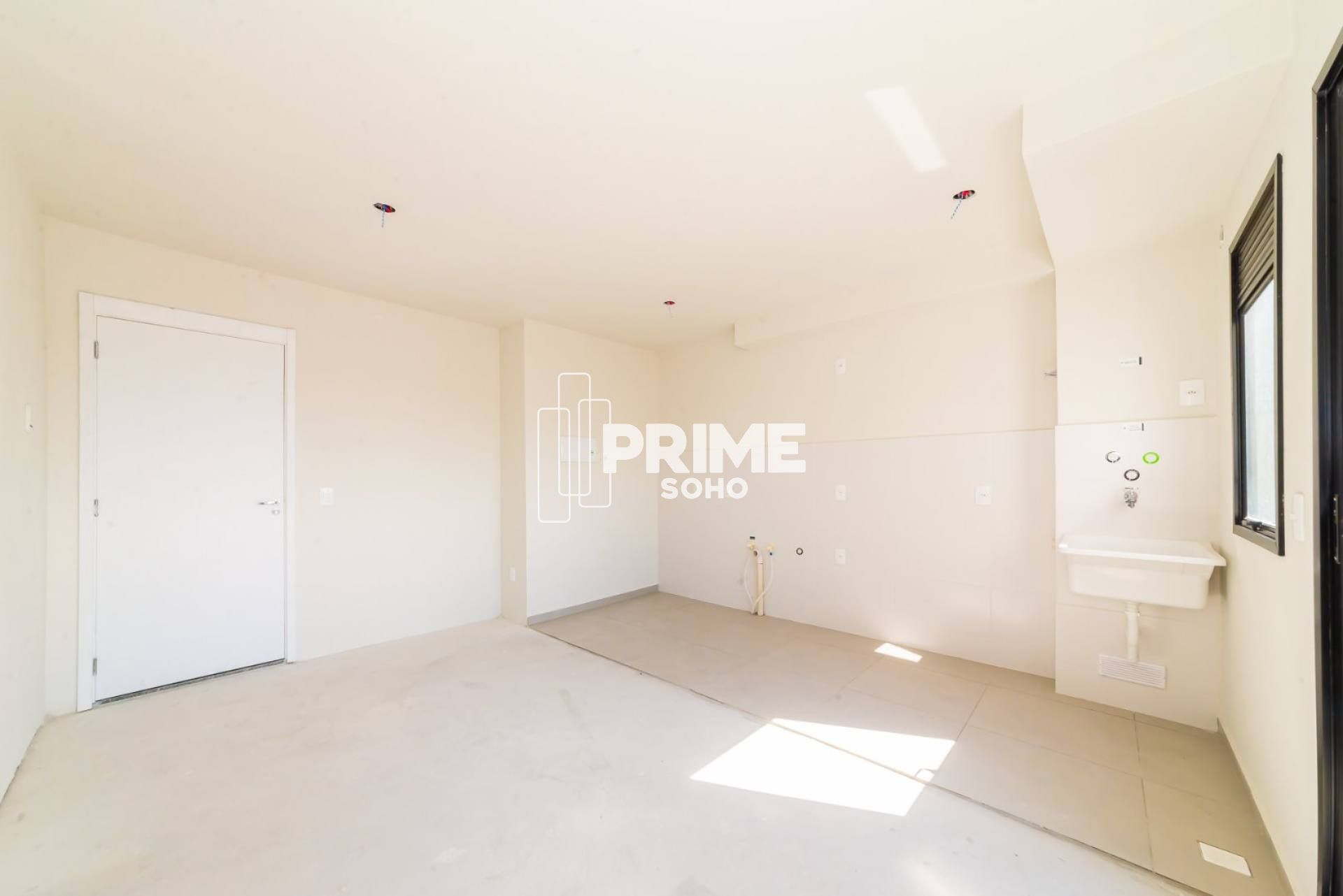 Apartamento no Hauer com Sacada e Sol da Manhã