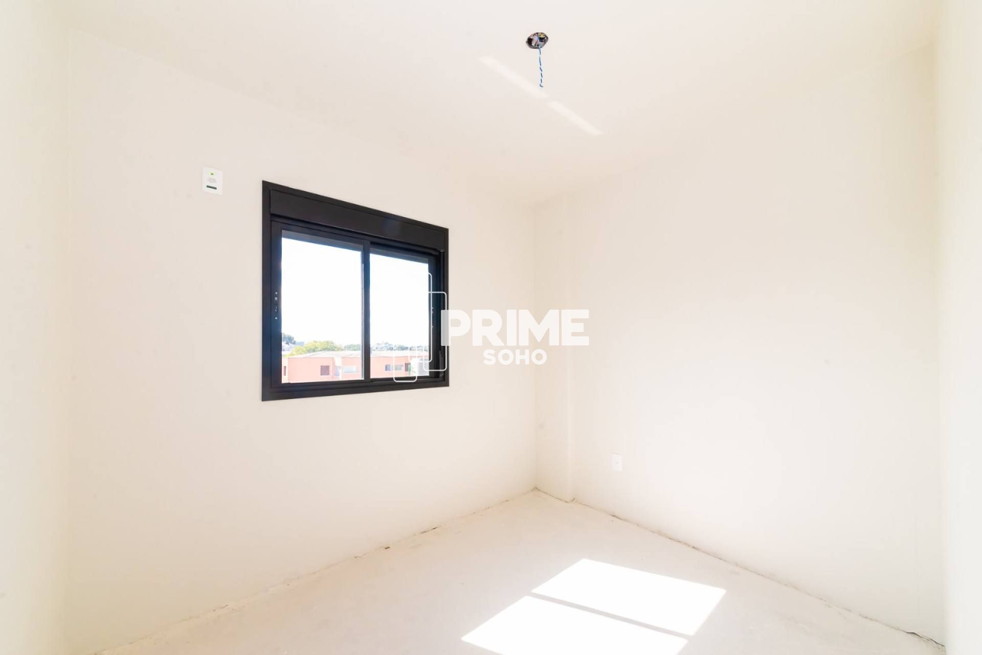Apartamento no Hauer com Sacada e Sol da Manhã