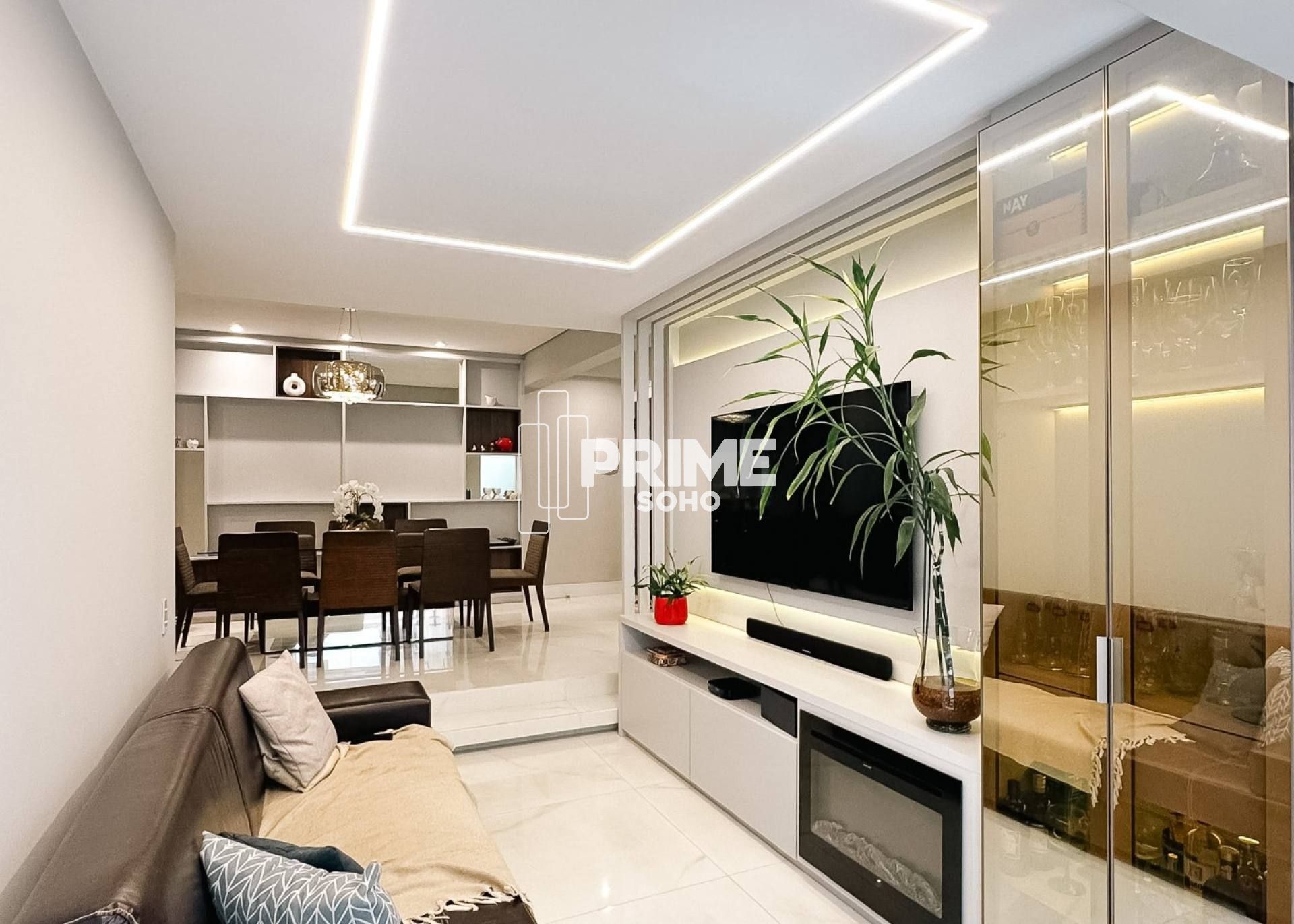Apartamento Reformado com 3 Quartos e Lareira no Água Verde
