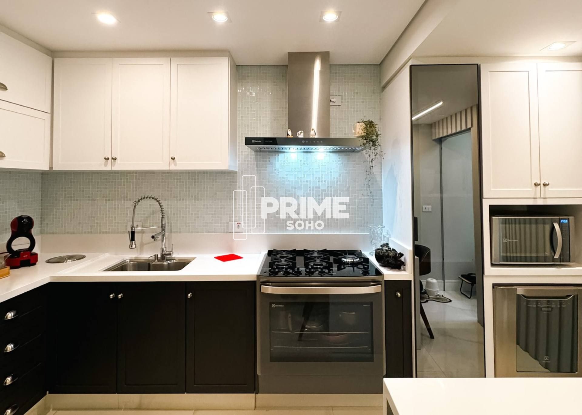 Apartamento Reformado com 3 Quartos e Lareira no Água Verde