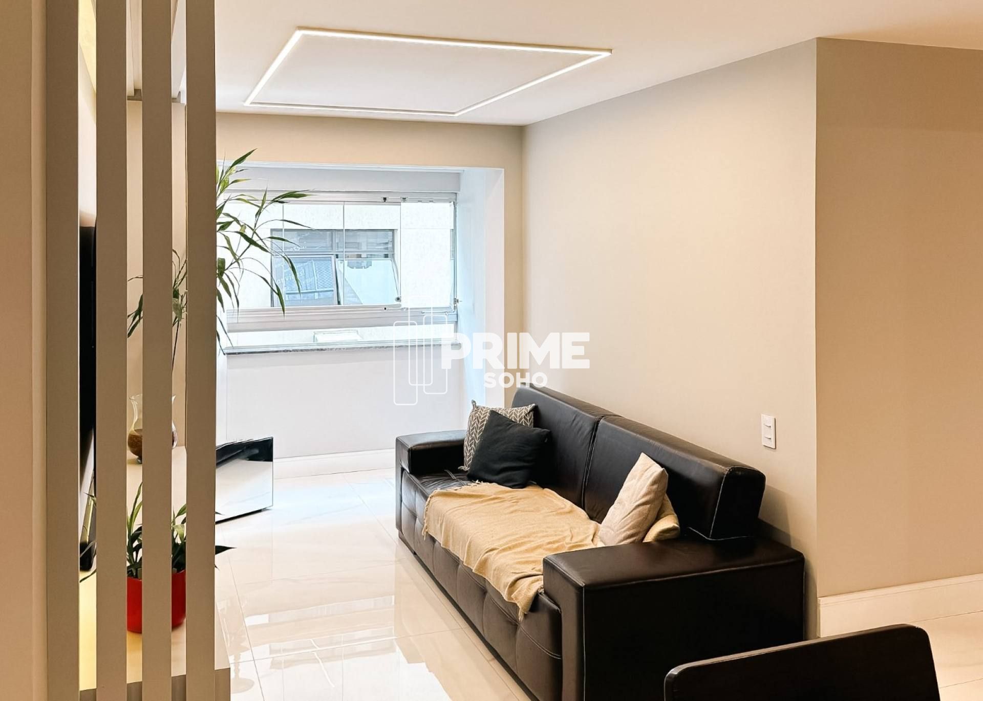 Apartamento Reformado com 3 Quartos e Lareira no Água Verde