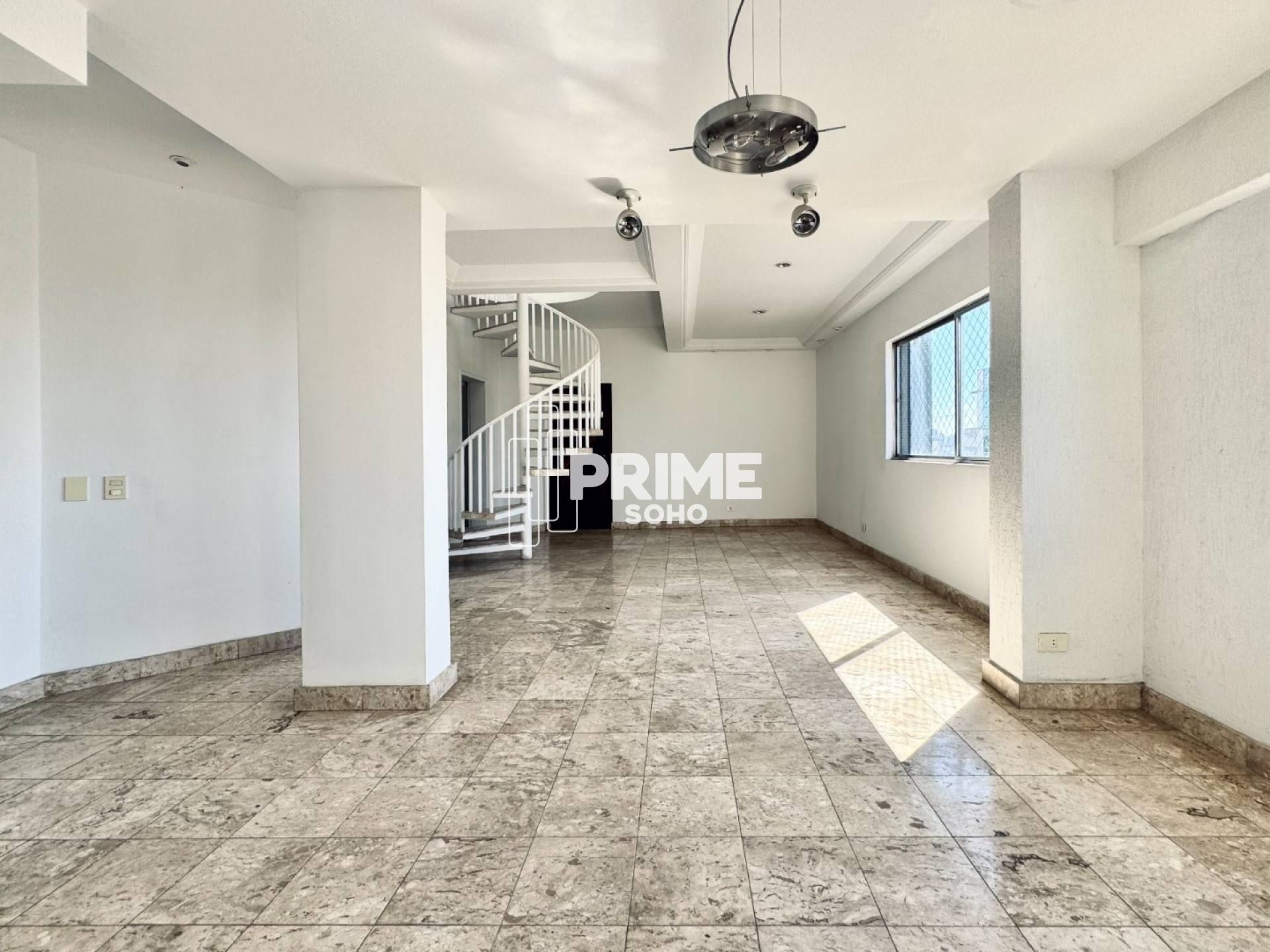 Cobertura com Vista Panorâmica e Potencial para Retrofit