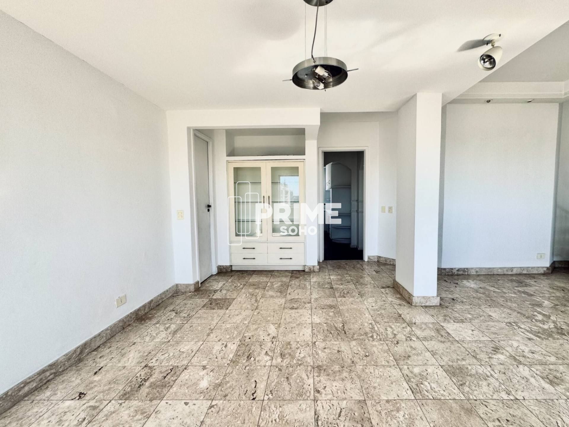 Cobertura com Vista Panorâmica e Potencial para Retrofit