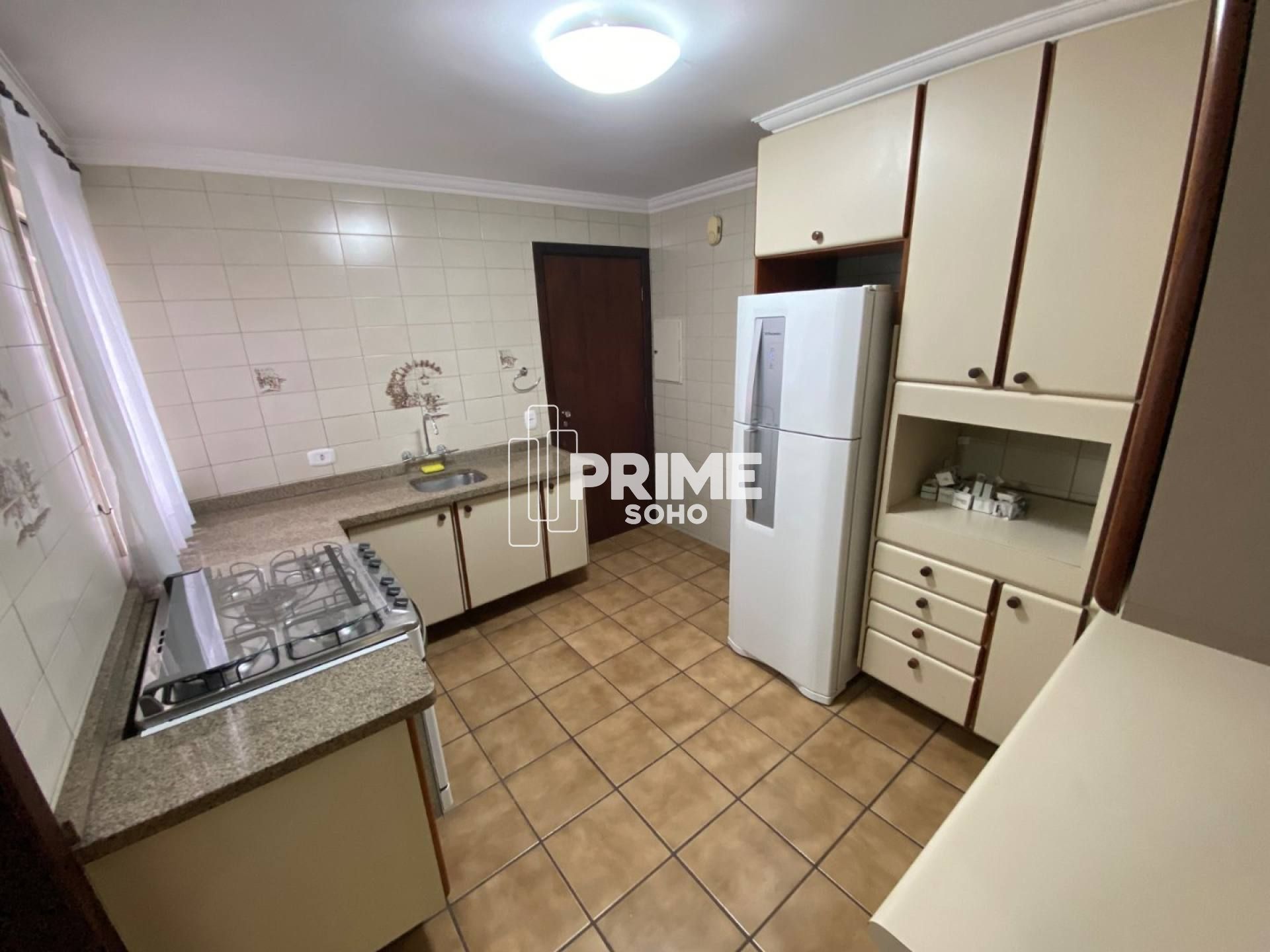 Apartamento com 3 Quartos, Suíte com 2 Vagas no Água Verde