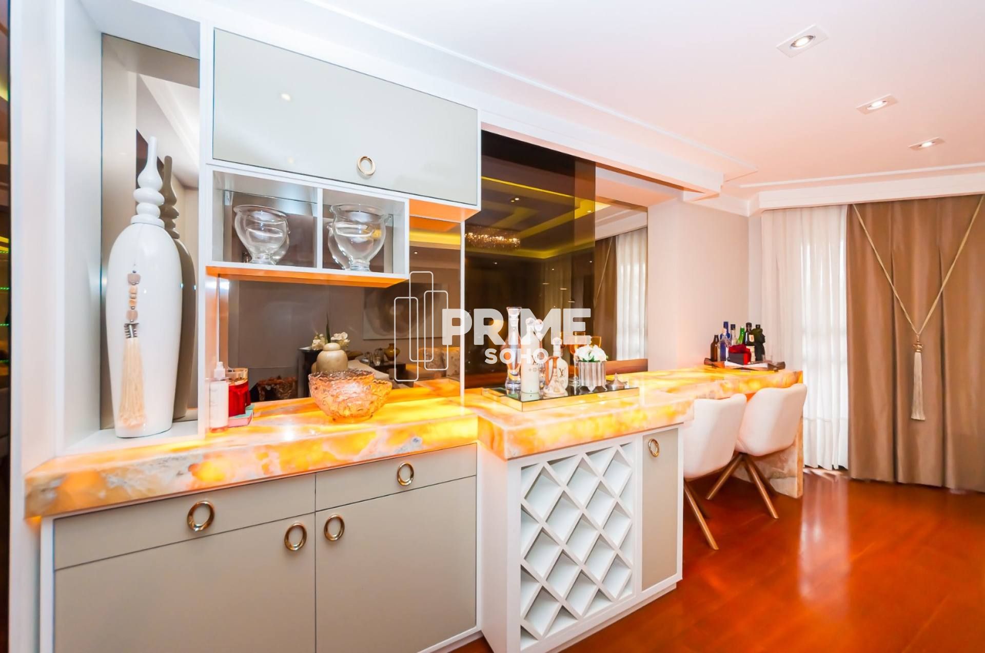 Apartamento com 4 Quartos e Condomínio Clube no Água Verde