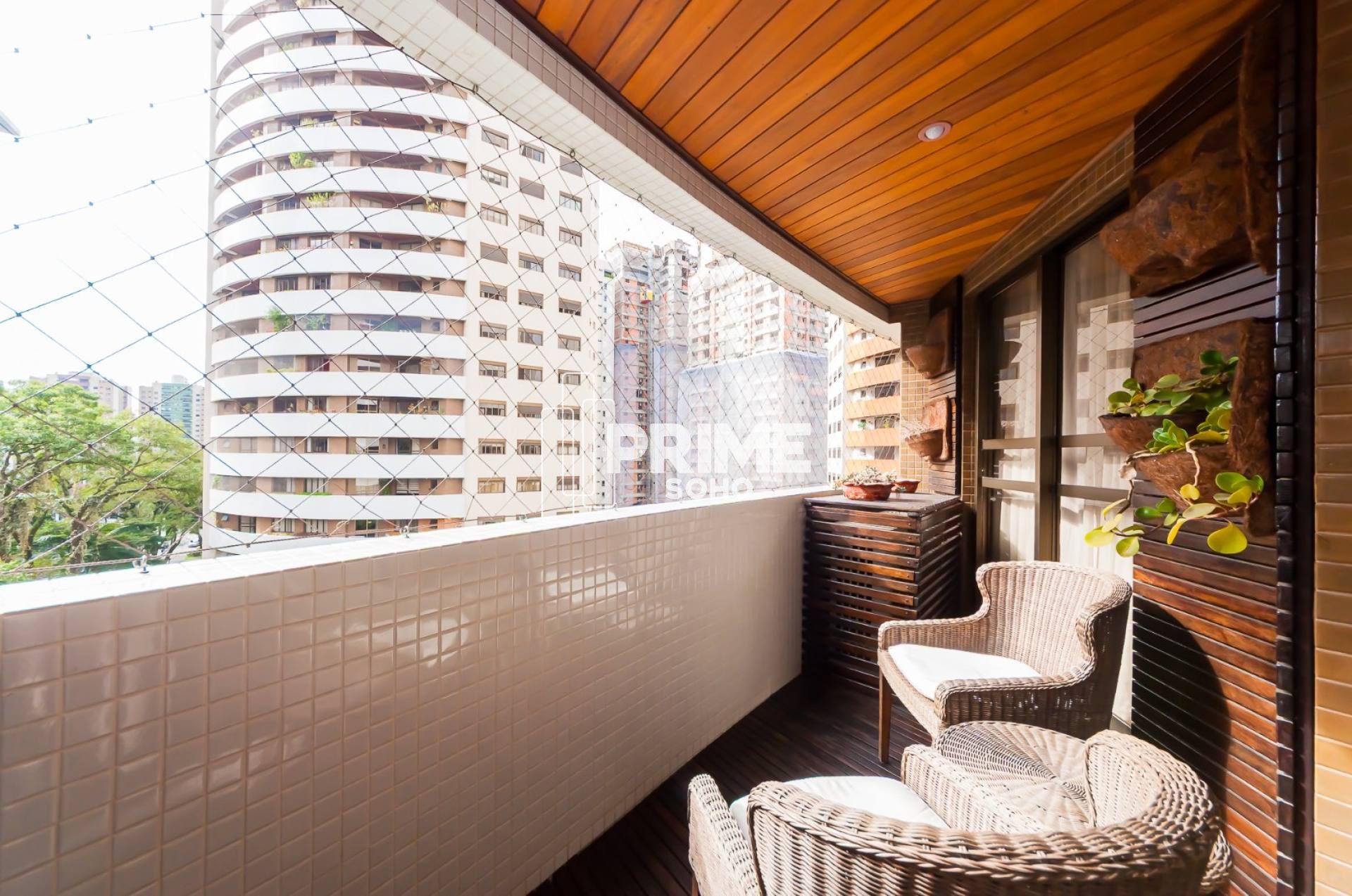 Apartamento com 4 Quartos e Condomínio Clube no Água Verde