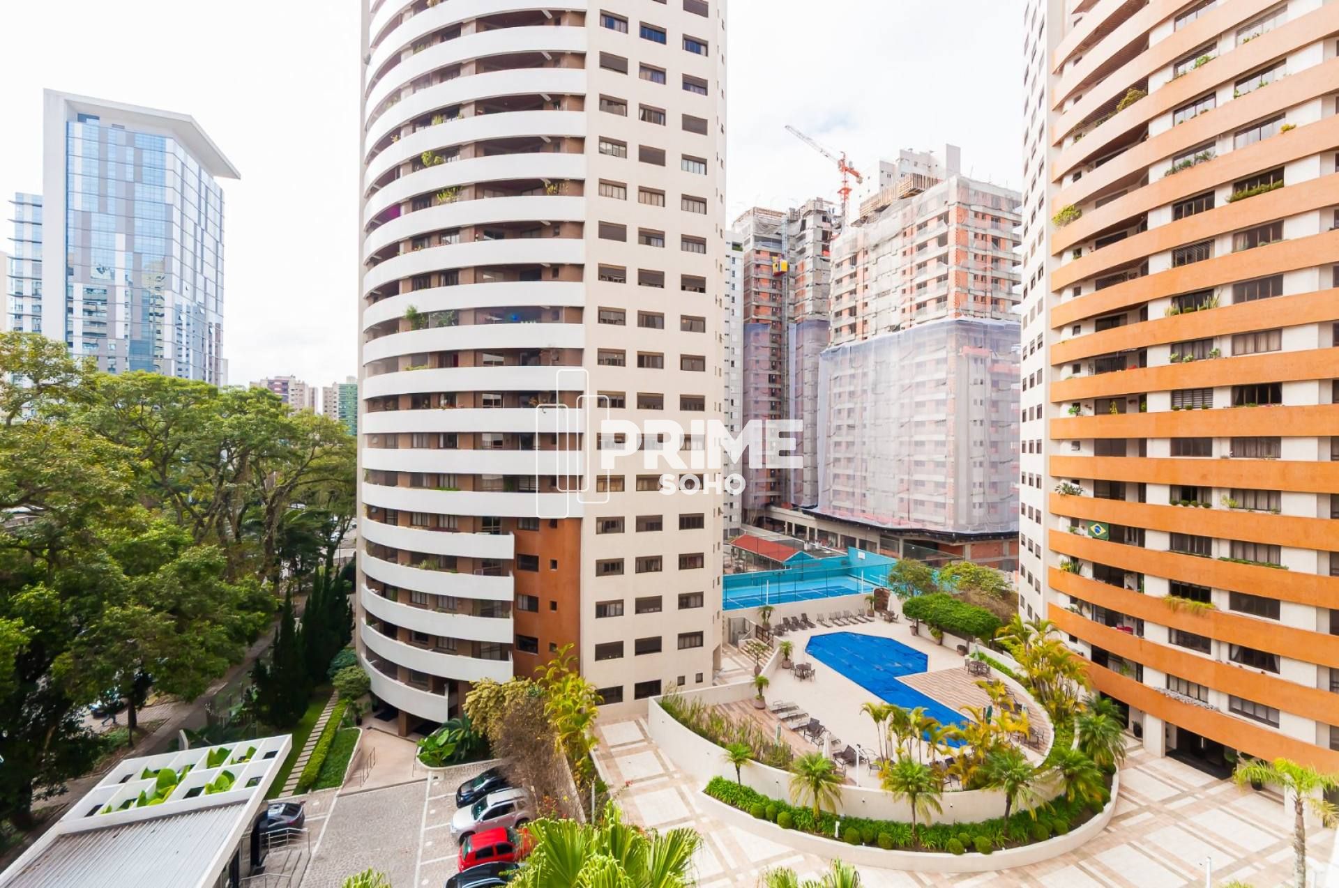 Apartamento com 4 Quartos e Condomínio Clube no Água Verde