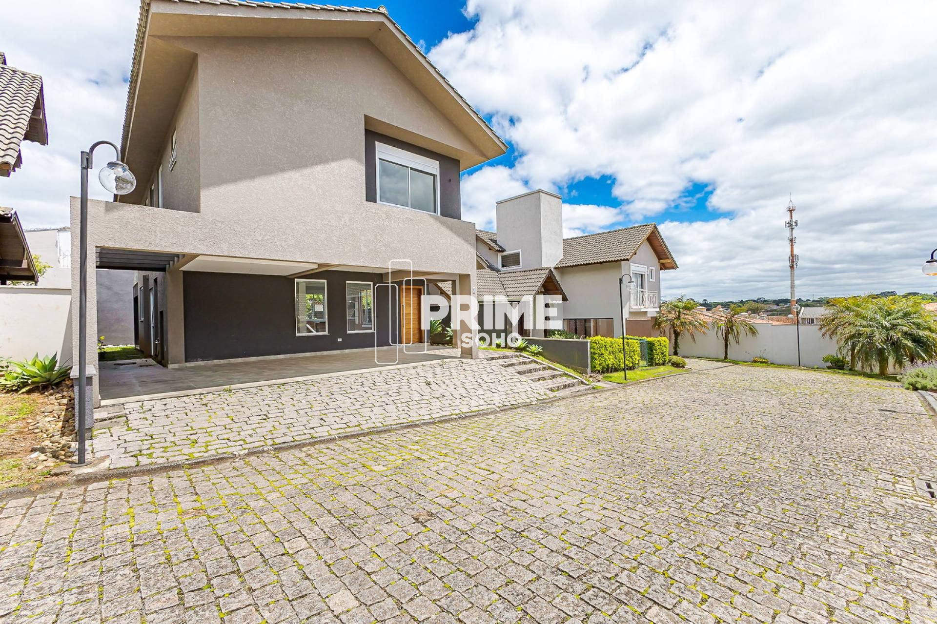 Casa em Condomínio Exclusivo com 4 Suítes em Santa Felicidade