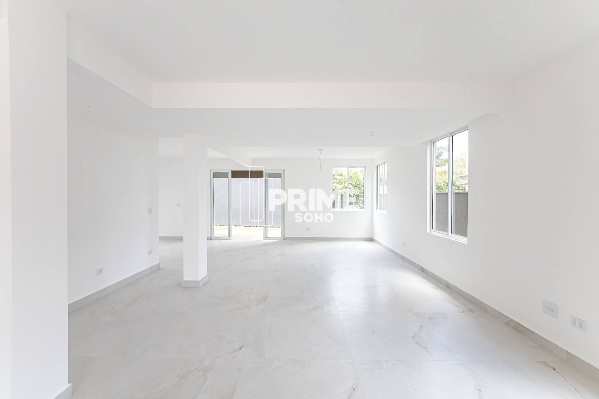 Casa em Condomínio Exclusivo com 4 Suítes em Santa Felicidade
