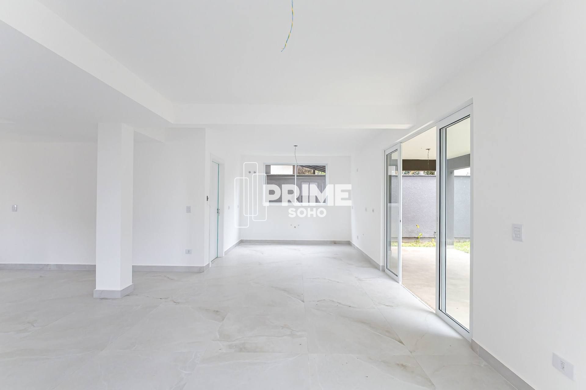 Casa em Condomínio Exclusivo com 4 Suítes em Santa Felicidade