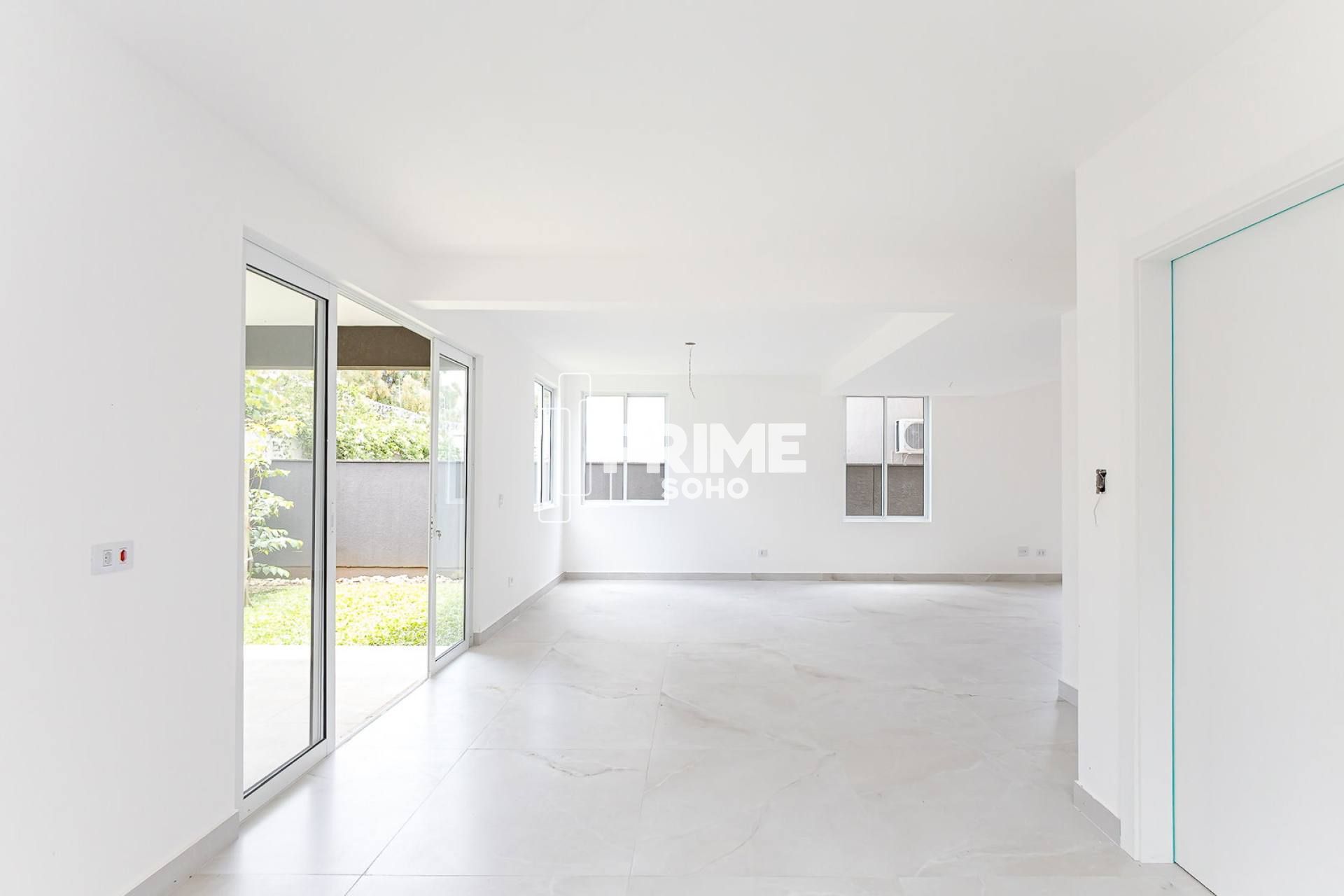 Casa em Condomínio Exclusivo com 4 Suítes em Santa Felicidade