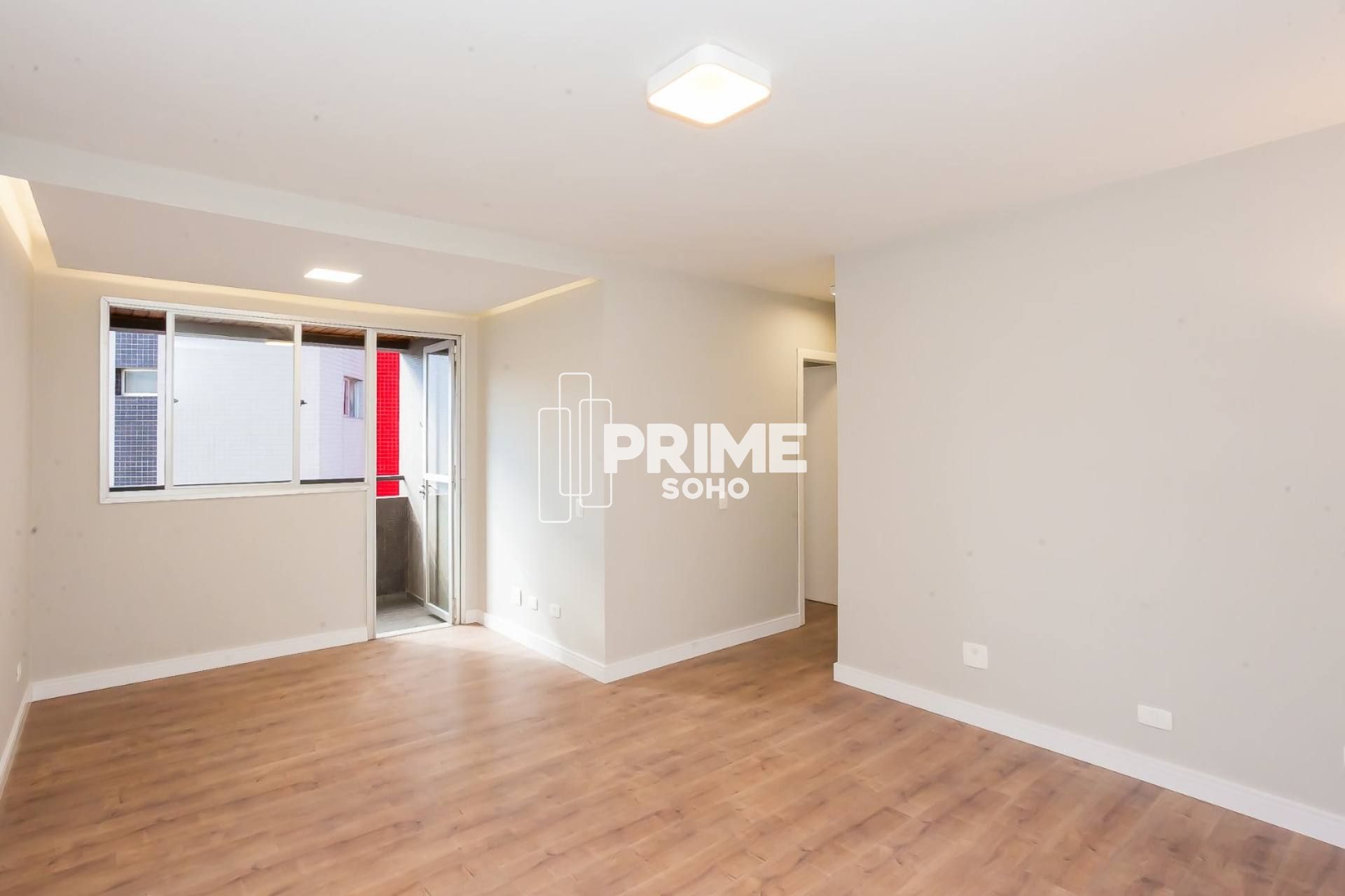 Apartamento à Venda com 2 Quartos, 100% Reformado e Andar Alto