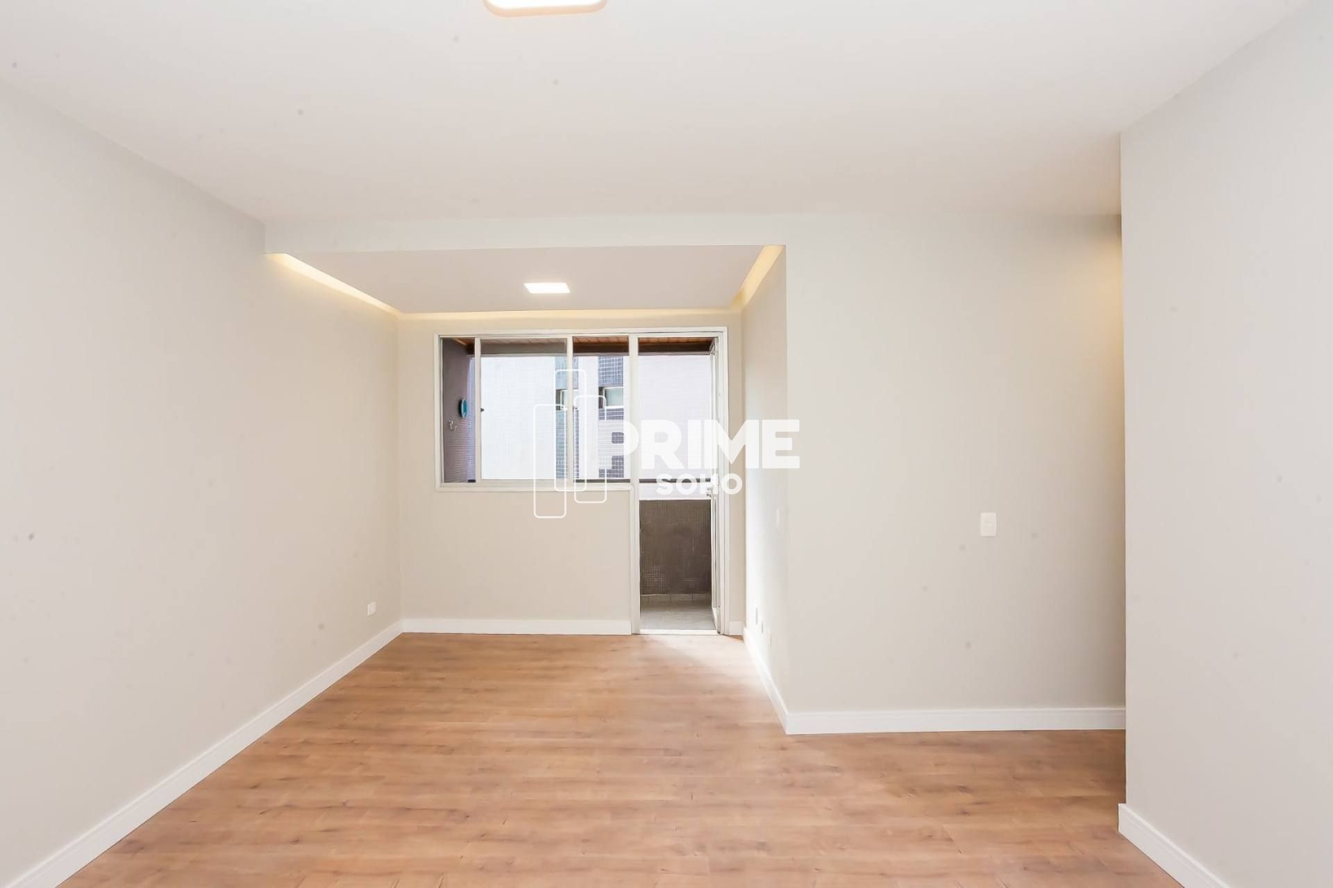 Apartamento à Venda com 2 Quartos, 100% Reformado e Andar Alto