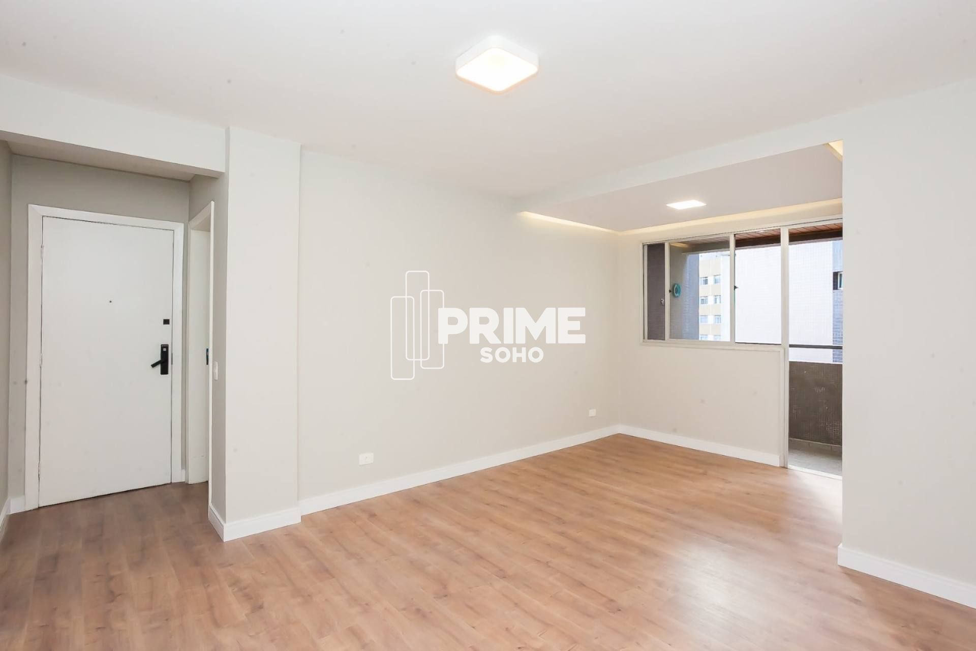 Apartamento à Venda com 2 Quartos, 100% Reformado e Andar Alto