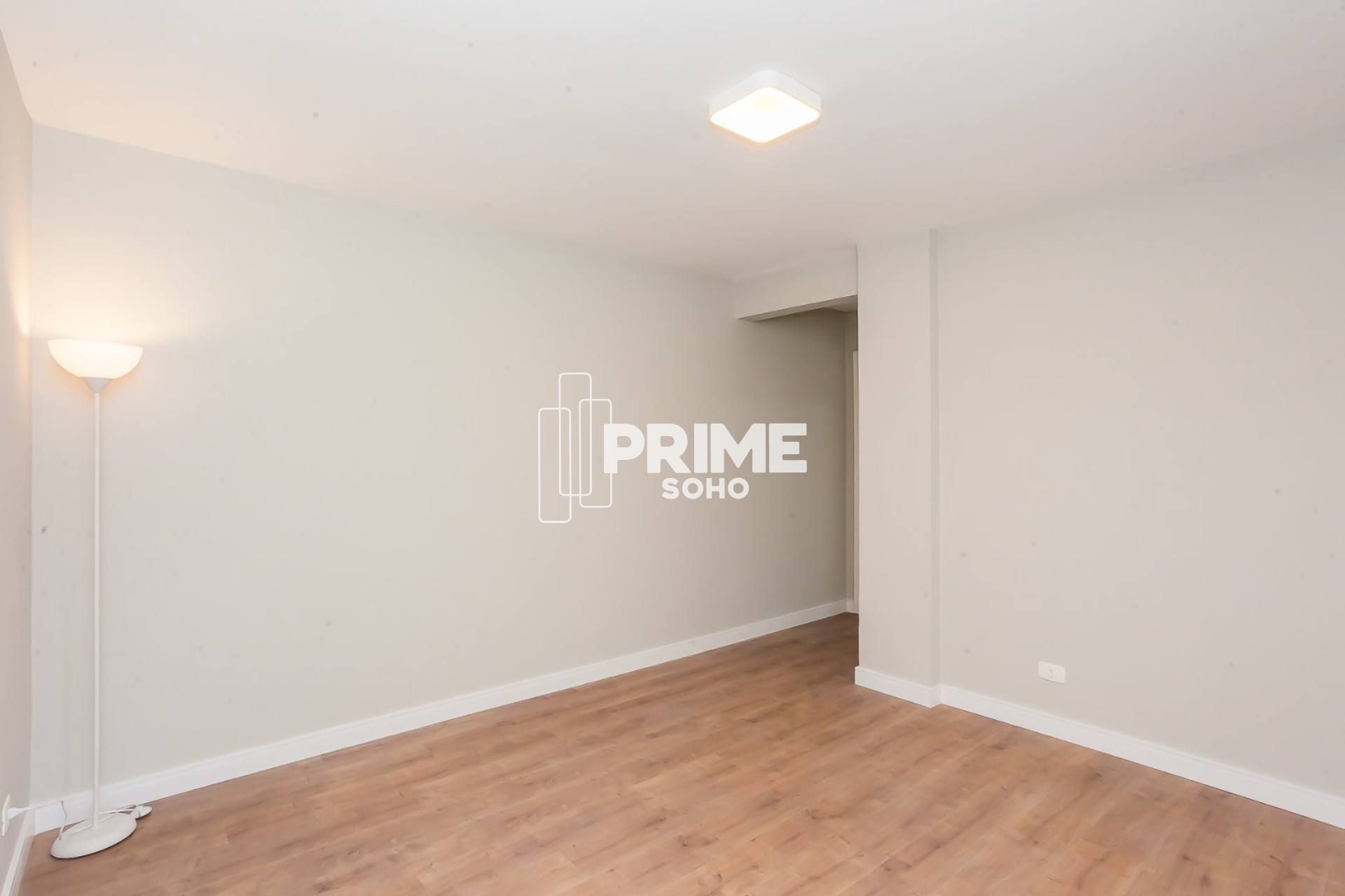 Apartamento à Venda com 2 Quartos, 100% Reformado e Andar Alto