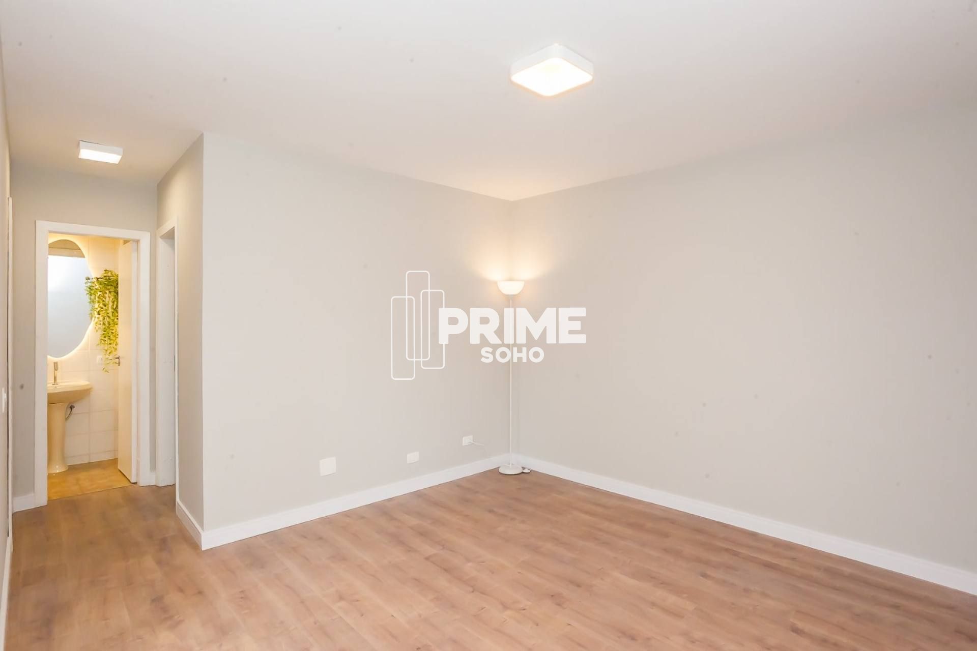 Apartamento à Venda com 2 Quartos, 100% Reformado e Andar Alto