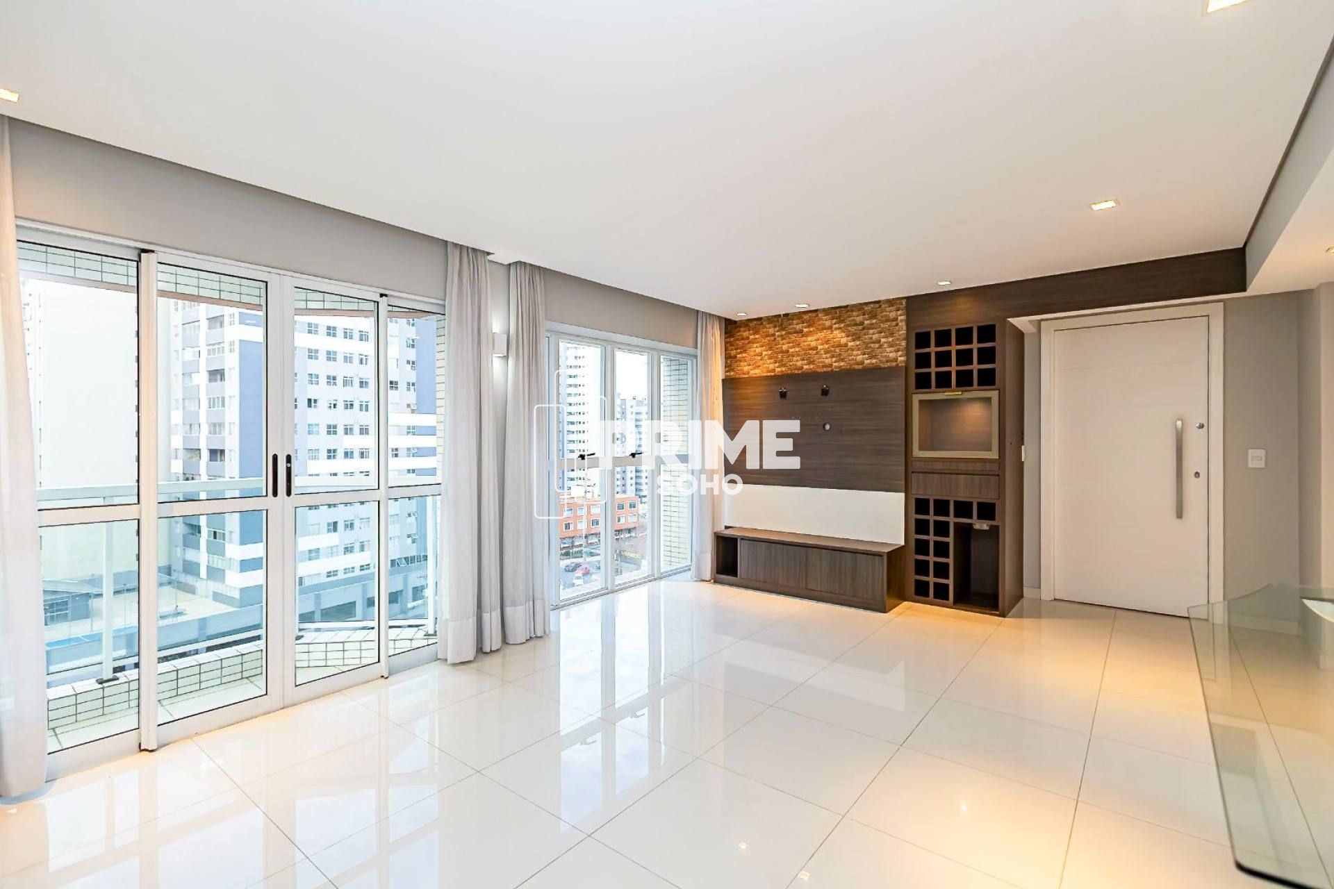 Apartamento Semimobiliado à Venda no Água Verde Com 66m² Privativos