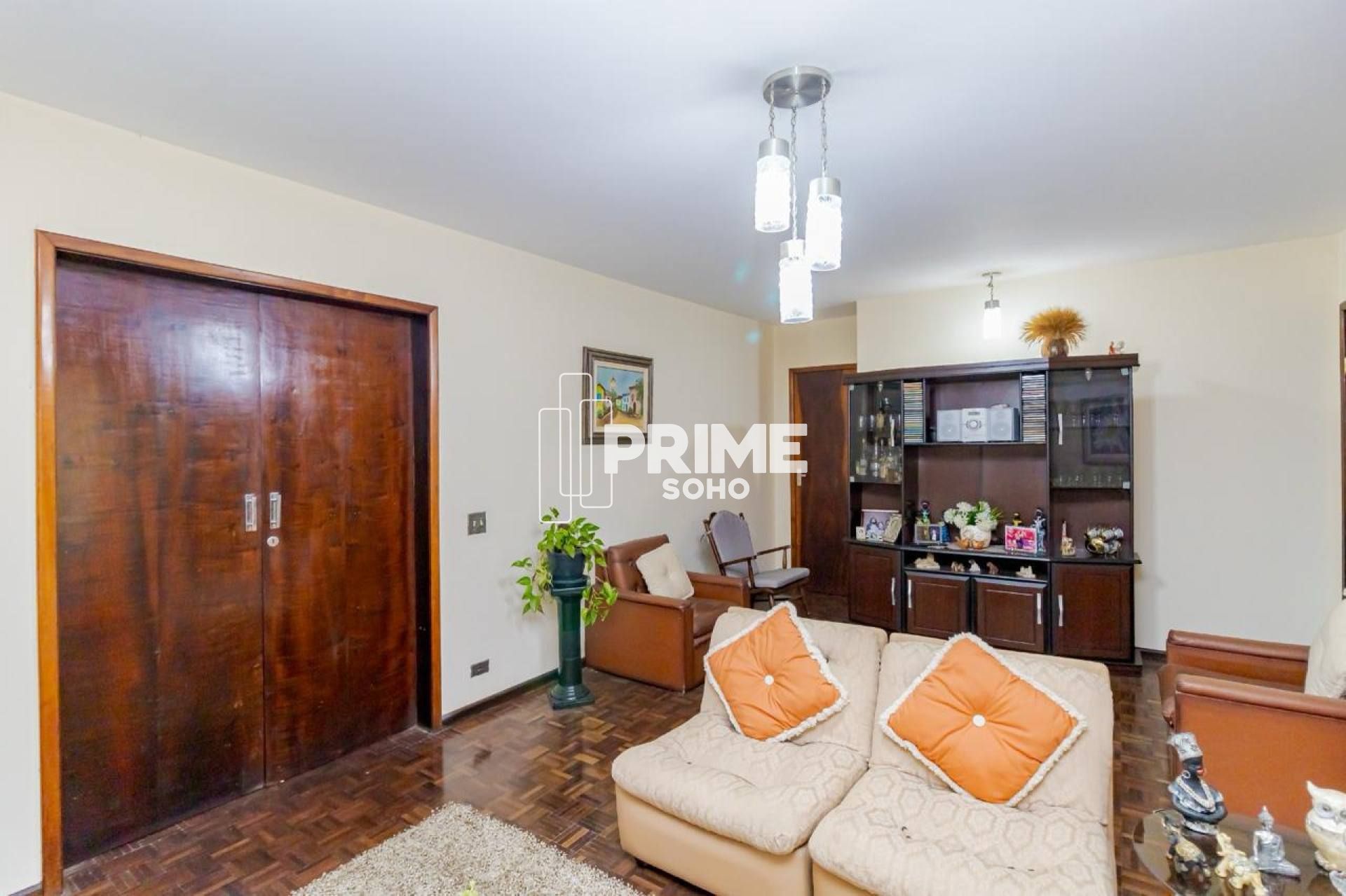 Casa à venda no Guabirotuba com 4 quartos, 2 suítes e 6 vagas