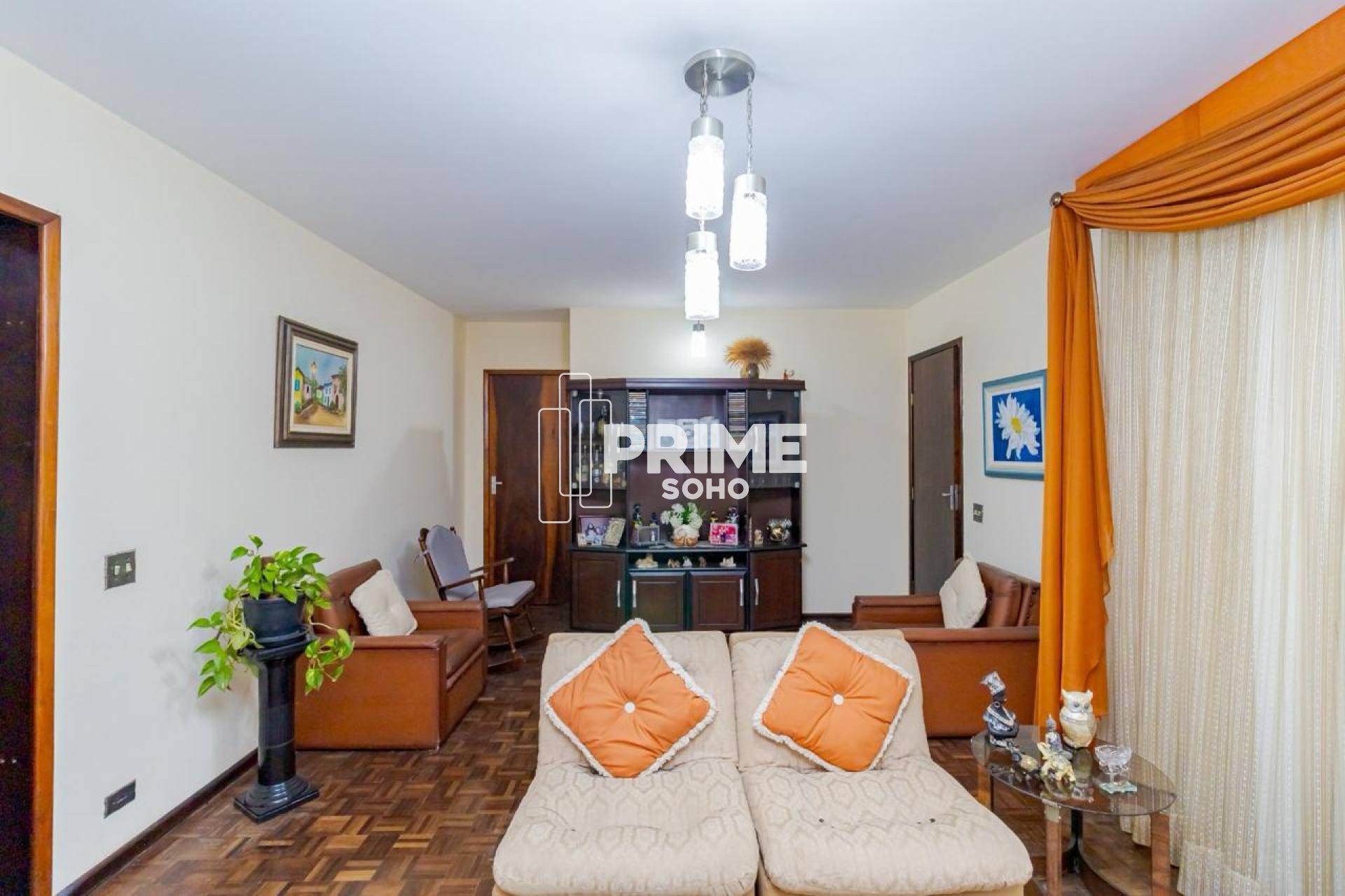 Casa à venda no Guabirotuba com 4 quartos, 2 suítes e 6 vagas