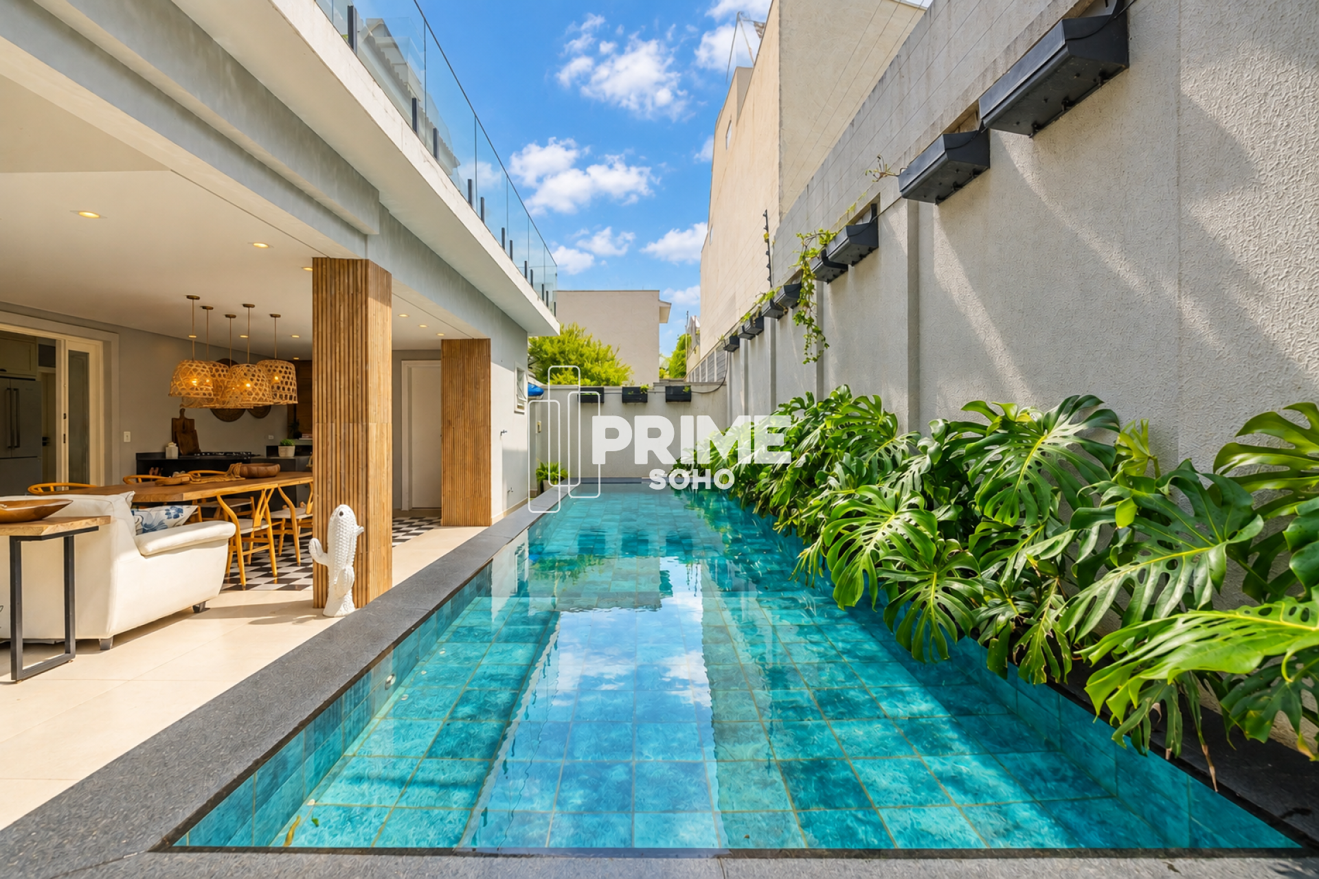 Casa com piscina em condomínio em Santa Felicidade - Mobiliada