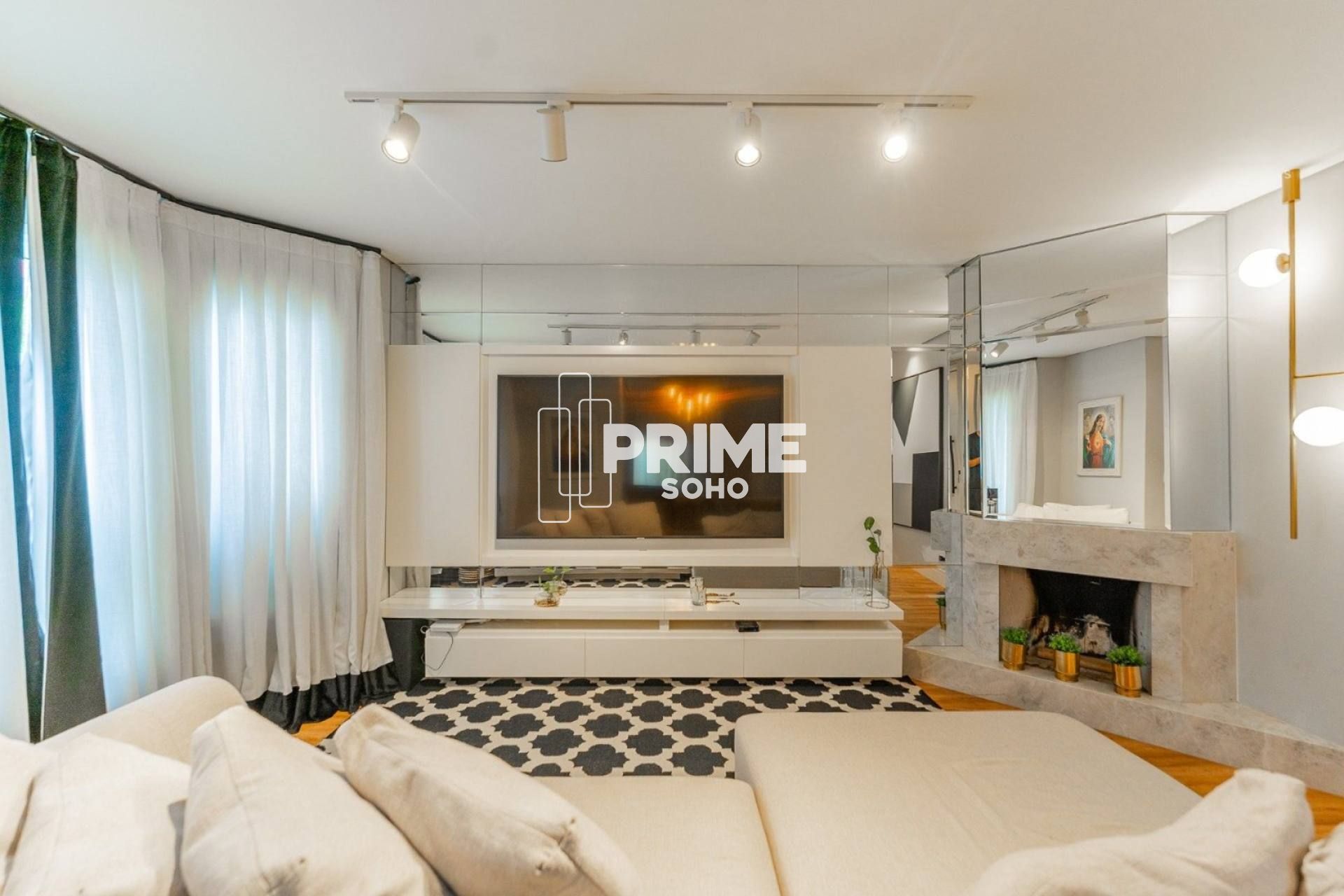 Casa com piscina em condomínio em Santa Felicidade - Mobiliada