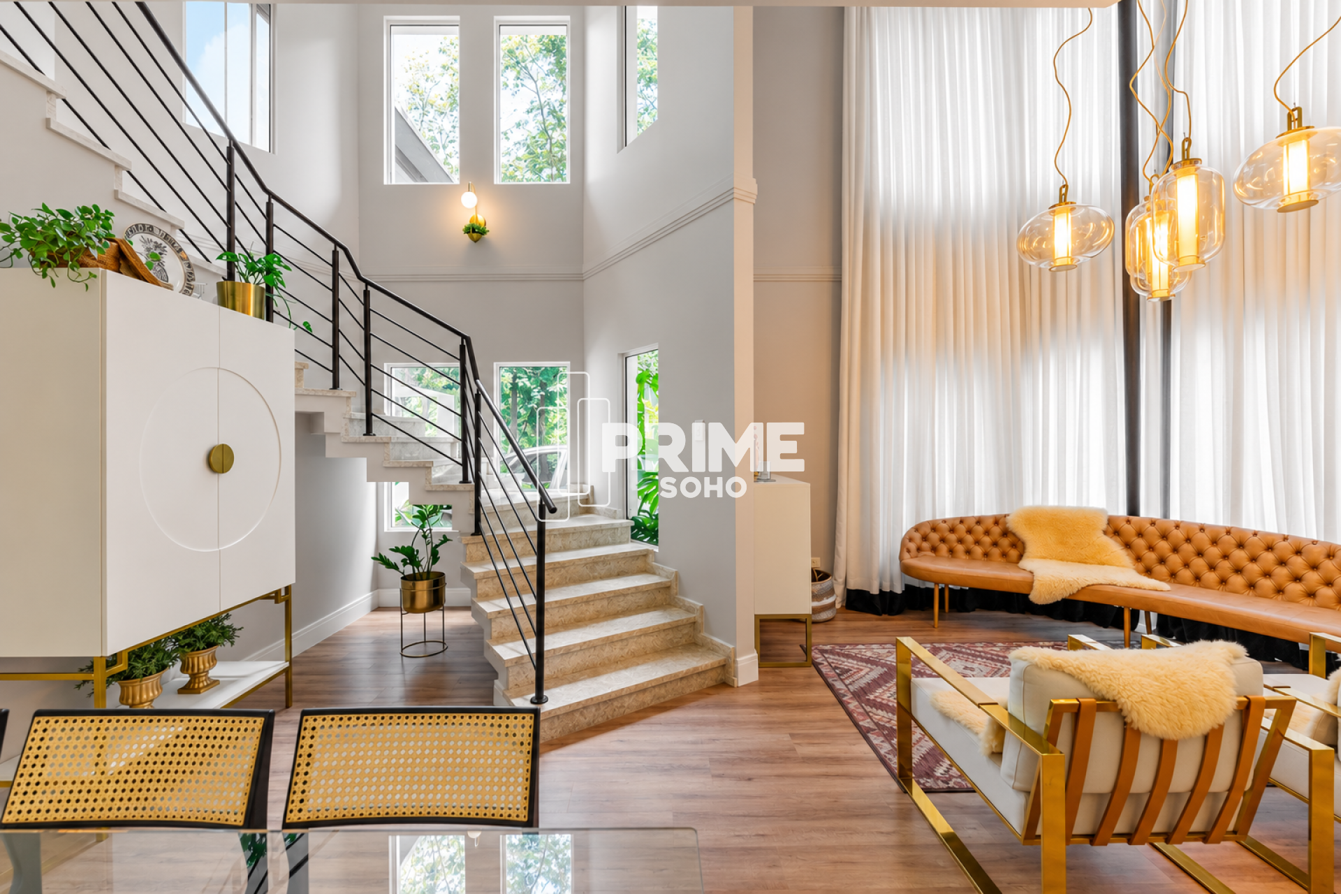 Casa com piscina em condomínio em Santa Felicidade - Mobiliada