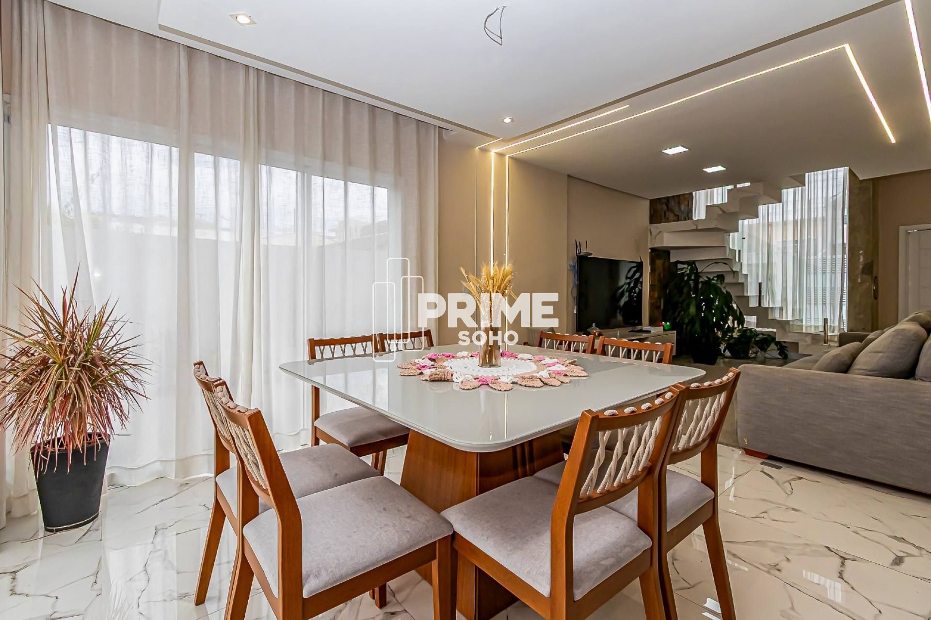 CASA À VENDA COM 3 QUARTOS, 312M² E 6 VAGAS NO XAXIM