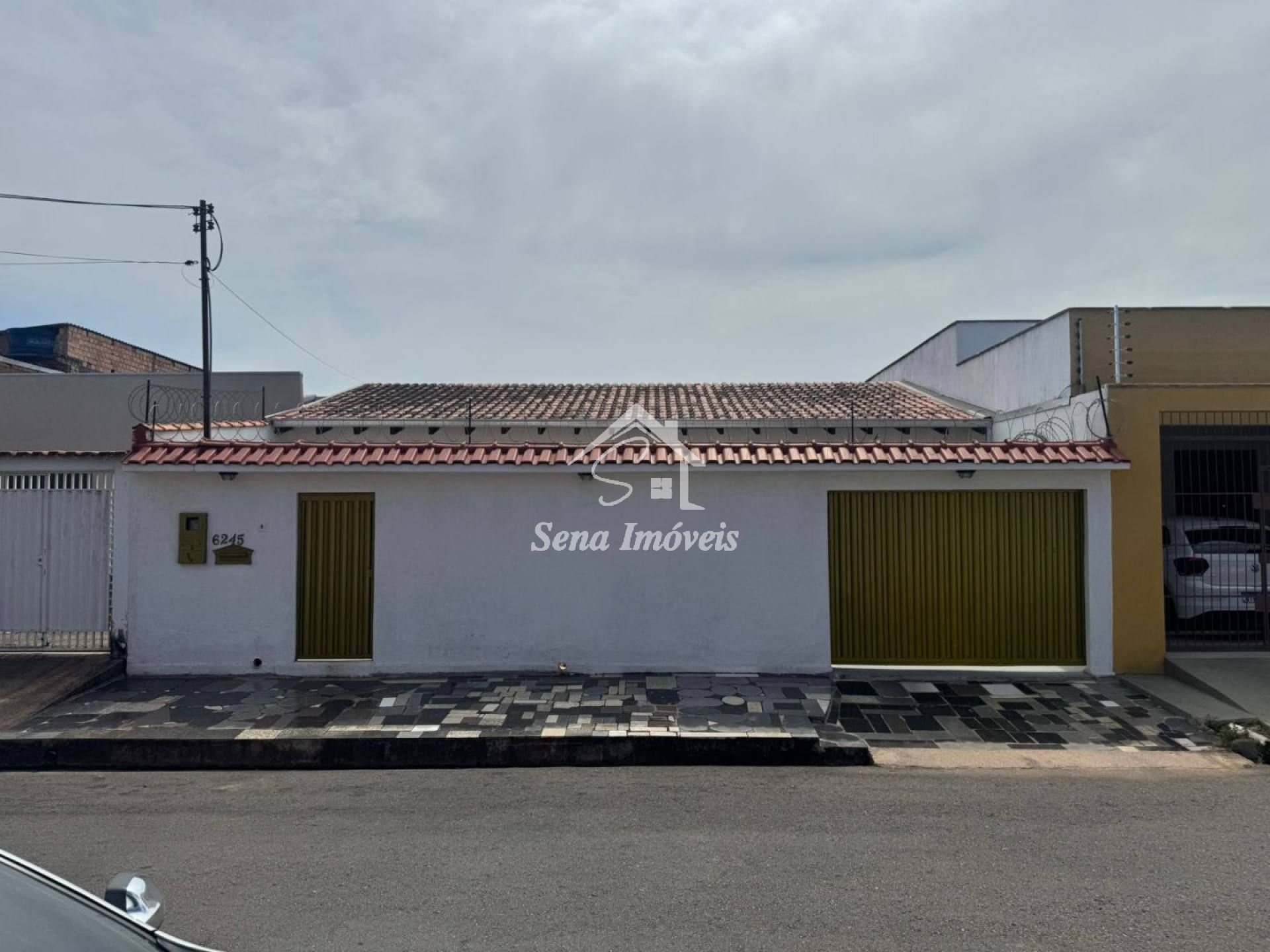 Vende-se Casa - 02 quartos, sendo 01 suíte - Bairro: Aponiã - R$ 450.000,00 - Quitada